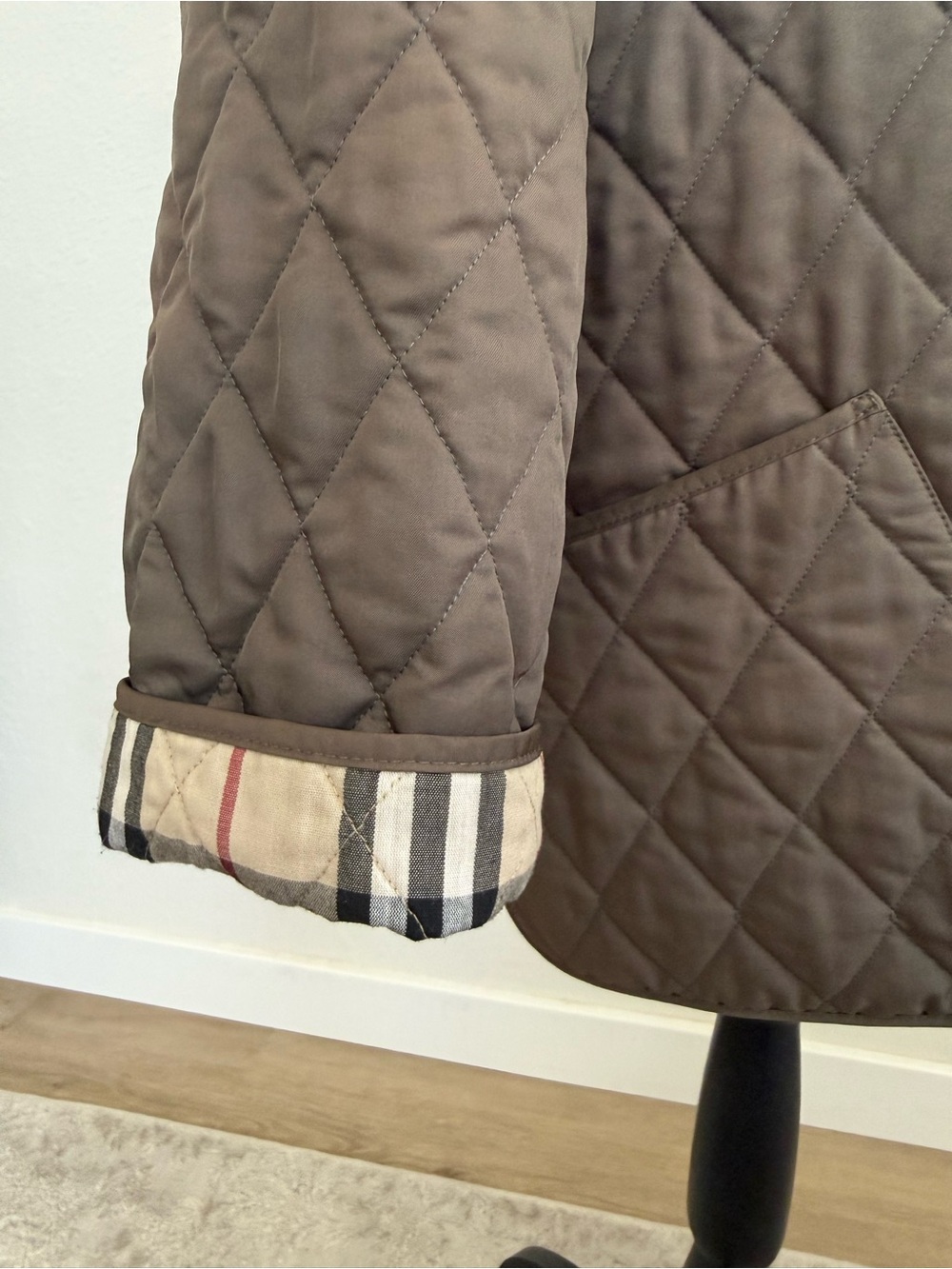 Burberry Women's Quilted Barn Jacket in Olive Green - Picture 8 of 16